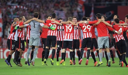 Los jugadores del Athletic celebran la clasificación para la Liga de Campeones tras eliminar al Nápoles