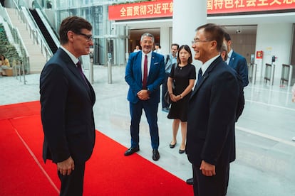 El presidente de la Generalitat de Cataluña, Salvador Illa (a la izquierda), durante la reunión que tuvo en Shanghái con el vicepresidente ejecutivo de China Eastern, Wan Qingchao.
