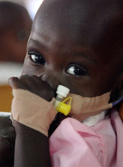 En África viven 22,5 millones de personas infectadas por el VIH. En la imagen, una niña portadora, en Uganda.
