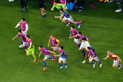 Los jugadores japoneses celbran la victoria al final del partido. 