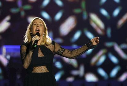 La cantante británica Ellie Goulding, que recibe el premio a la Mejor Artista Internacional, durante su actuación en la gala.