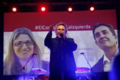 El cantante Miguel Ríos, durante el mitin de IU de cierre de campaña para las elecciones autonómicas y municipales