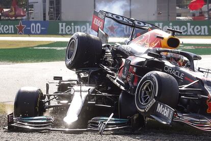 El coche de Verstappen encima del Mercedes de Hamilton en el accidente ocurrido en el Gran Premio de Italia en el circuito de Monza.