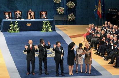 El superior de la Orden Hospitalaria de San Juan de Dios, Jesús Etayo (c), acompañado de miembros de esta Orden, tras recibir de manos del rey Felipe VI el Premio Princesa de Asturias de la Concordia.