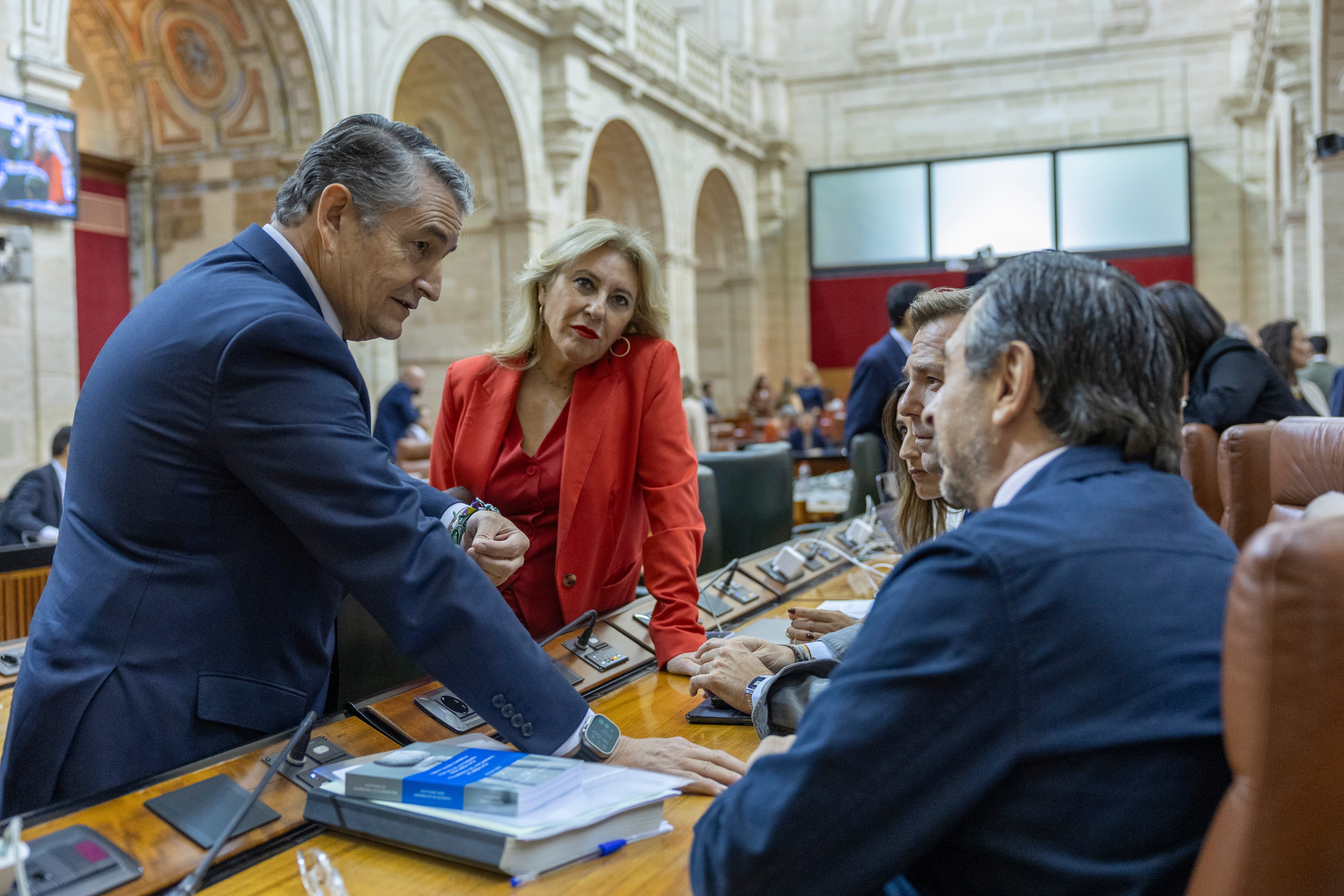 El consejero de Sanidad, Presidencia y Emergencias de Andalucía, Antonio Sanz (izquierda), junto a la titular de Economía, Hacienda y Fondos Europeos, Carolina España, este miércoles en el Parlamento andaluz.