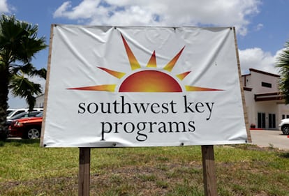 Un letrero de Southwest Key Programs en Brownsville, Texas.
