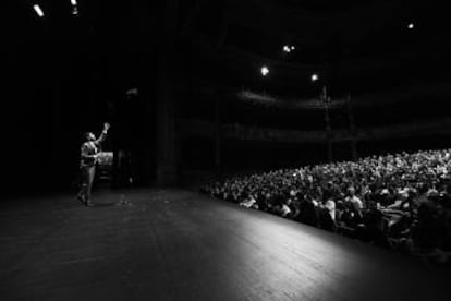 Miguel Maldonado, ante el público del Teatro Campos Elíseos de Bilbao, en 2019.