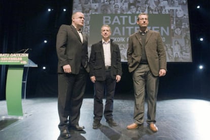 Olano (a la derecha), junto al presidente del PNV, Iñigo Urkullu (en el centro), y el responsable de su ejecutiva guipuzcoana, Joseba Egibar, anteayer en la presentación de la candidatura del primero a diputado general en las elecciones del 22 de mayo.