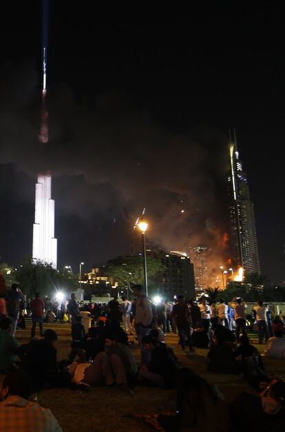 Autobusos estan evacuant les persones que esperaven l'espectacle de focs artificials que estava previst a la mitjanit d'avui a la torre Al Jalifa, situada davant de l'edifici afectat pel foc.