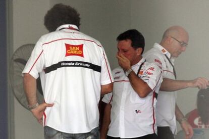 Fabio Gresini (derecha), mánager del equipo Honda, con gesto de preocupación tras el accidente de Simoncelli.