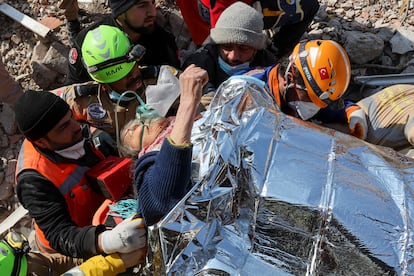 Saadet Sendag saluda con el puño alto tras ser rescatada después de permanecer 177 horas entre los escombros de un edificio en la provincia de Hatay (Turquía), este lunes.