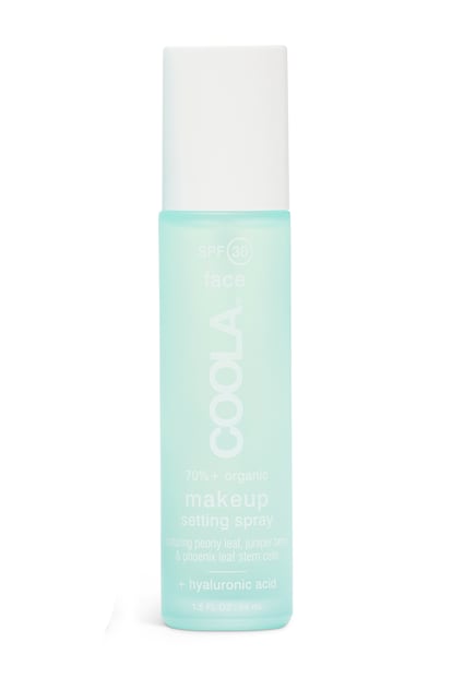 Makeup Setting Spray de Coola. El primer spray de fijación de maquillaje orgánico con SPF 30 llega de la mano de esta firma californiana especializada en solares. A base de aloe vera, té verde y extractos de pepino, crea un acabado mate y ligero en la piel para mantener el maquillaje fijo y fresco todo el día. Incluye también ácido hialurónico: que retiene la humedad y ayuda a rehidratar la piel una y otra vez.