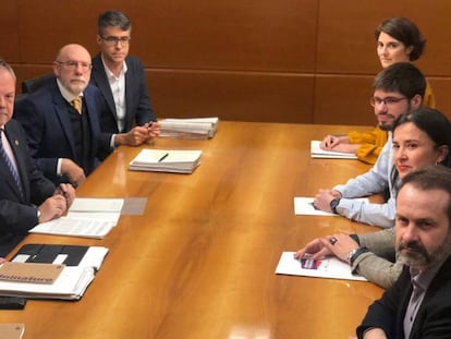 Delegaciones de las dos formaciones durante la reunión de este martes.