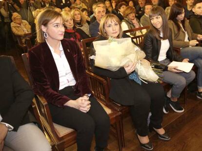 La alcaldesa de Mondragón, del PNV, a la izquierda de la imagen, junto a la mujer de Carrasco y sus tres hijos, dos chicas y un chico.