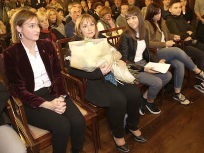 La alcaldesa de Mondragón, del PNV, a la izquierda de la imagen, junto a la mujer de Carrasco y sus tres hijos, dos chicas y un chico.