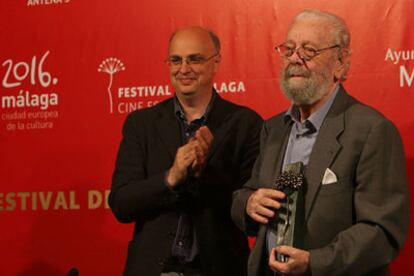 Luis García Berlanga (a la derecha) recoge el premio La Película de Oro en presencia de Salomon Castiel.