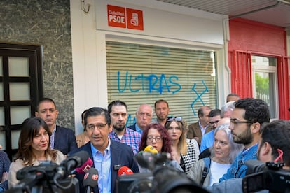 El secretario del PSOE en la provincia de Ciudad Real, José Manuel Caballero, junto a miembros del partido en su sede en mayo de 2024.