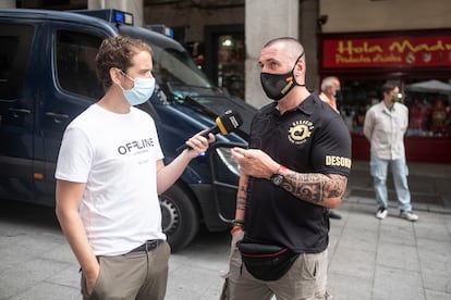 Daniel Esteve, fundador y administrador único de Desokupa, durante una entrevista con Telemadrid este miércoles a las puertas del edificio donde vive la joven.