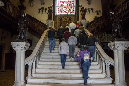 Activistas del BNG suben, el 27 de agosto de 2017, por la escalera de honor del vestíbulo de Meirás camino de las torres vetadas para el público.