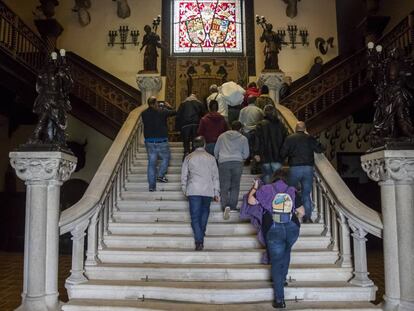 Activistas del BNG suben, el 27 de agosto de 2017, por la escalera de honor del vestíbulo de Meirás camino de las torres vetadas para el público.