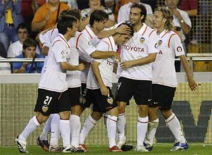 Los jugadores valencianos celebran uno de los tantos