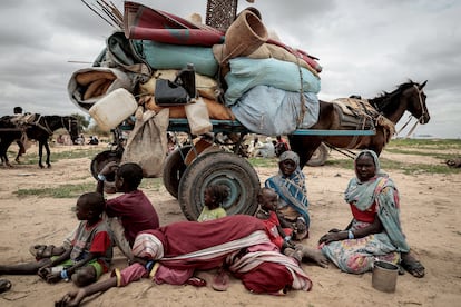 Una familia de refugiados de la región sudanesa de Darfur en la frontera entre Sudán y Chad, en julio de 2023.