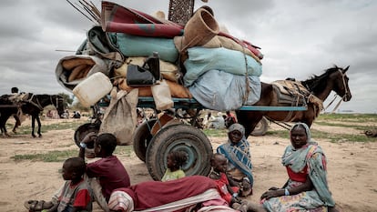 Una familia de refugiados de la región sudanesa de Darfur en la frontera entre Sudán y Chad, en julio de 2023.