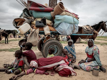 Una familia de refugiados de la región sudanesa de Darfur en la frontera entre Sudán y Chad, en julio de 2023.