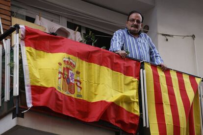 En vecino de Sant Gugat con las banderas de Espa&ntilde;a y Catalu&ntilde;a en su balc&oacute;n.