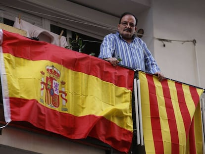 En vecino de Sant Gugat con las banderas de Espa&ntilde;a y Catalu&ntilde;a en su balc&oacute;n.