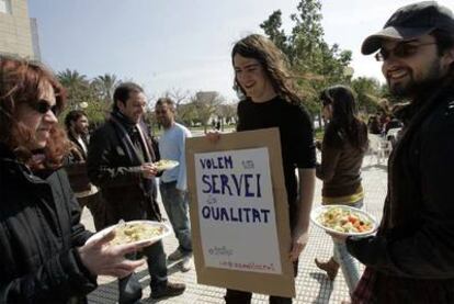 Varios universitarios, ayer, durante la protesta por la mala calidad de la comida en el campus de Sant Vicent del Raspeig.