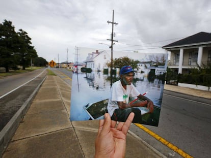 Errol Morning, sentado en su barca, navega por una calle inundada en Nueva Orleans tras el paso del huracán Katrina, el 5 de septiembre de 2005.