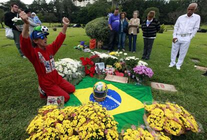 Un hombre reza ante la tumba del piloto de Fórmula 1 Ayrton Senna, en el 20 aniversario de su muerte, en Sao Paulo 1 de mayo 2014. Senna acababa de mudarse a Williams y estaba en su tercera carrera para ese equipo cuando se estrelló y murió en el Gran Premio de San Marino el 1 de mayo de 1994.
