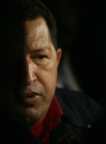 El presidente venezolano, Hugo Chávez, habla a la prensa el viernes en un hotel de Santo Domingo.