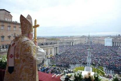El papa Benedicto XVI, ayer, en la plaza de San Pedro del Vaticano, durante la bendición <i>urbi et orbi</i>.