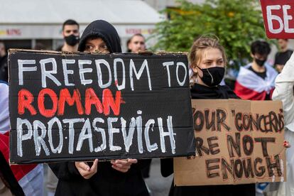 Protesta contra la detención de Roman Protasevich, este lunes en Varsovia