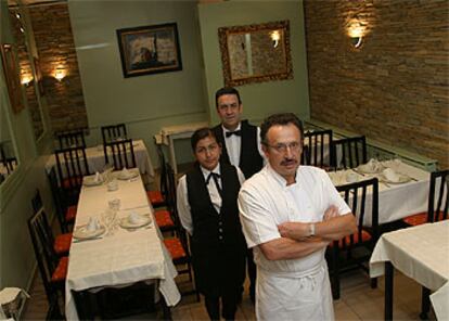 El <i>chef</i> Manuel Tabares, con dos de sus colaboradores, en el comedor del restaurante Villa de Foz, en Madrid.