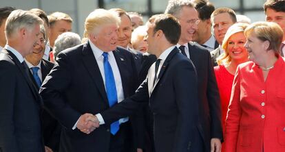 Apretón de manos entre Trump y Macron en la cumbre de la OTAN en Bruselas este jueves.