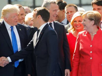 Apretón de manos entre Trump y Macron en la cumbre de la OTAN en Bruselas este jueves.