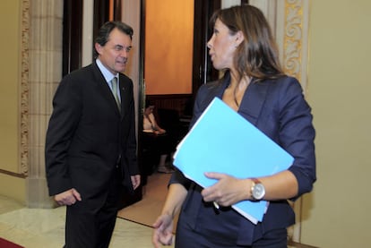 Artur Mas conversa con la portavoz del PP en el Parlamento catalán, Alicia Sánchez-Camacho.