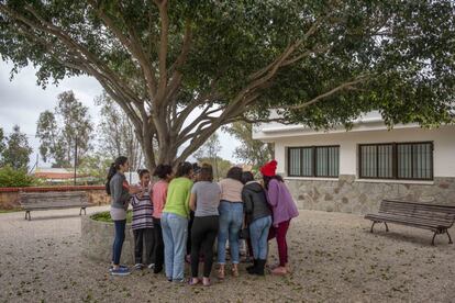 Ceuta es una de las regiones que más menores extranjeros no acompañados acoge en relación a su población y superficie. Actualmente dependen de la red de protección ceutí cerca de 300 niños inmigrantes, un 50% más que a principios de año. La ciudad estudia cómo traspasar al Estado sus competencias en menores extranjeros. En la imagen, niñas en uno de los centros de menores.