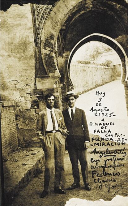 Manuel Ángeles Ortiz y Federico García Lorca ante la Puerta del Vino. Granada, agosto de 1925.