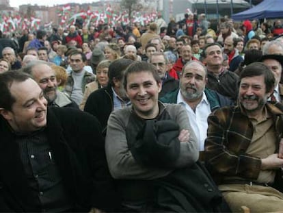 Arnaldo Otegi, entre Pernando Barrena (izquierda) y Rafael Díez Usabiaga, en el acto de Barakaldo.