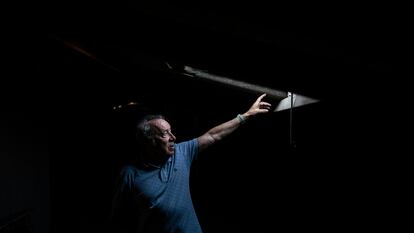 El vecino Pedro García, de 73 años, señala la cubierta de uralita de su edificio en el barrio San Pascual en Madrid.