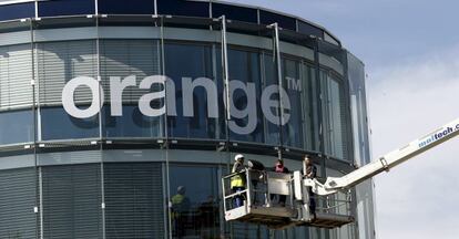 Logotipo de Orange en la sede en Suiza del grupo