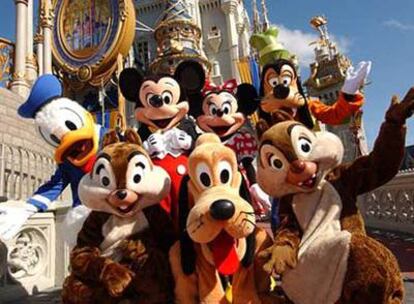 Los más famosos personas de Disney dan la bienvenida al parque.