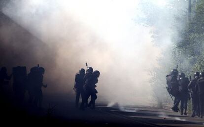 Clashes continued on Friday morning, including this road block near the  Sot&oacute;n de Hunosa mine.