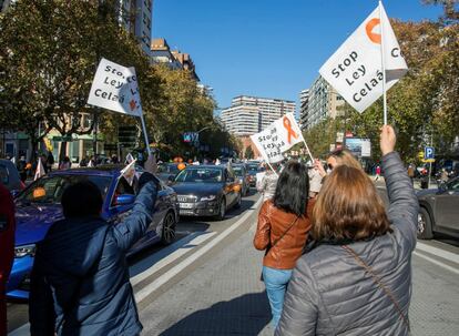 Cientos de vehículos han participado por las calles de Zaragoza en la manifestación convocada por la plataforma Mas plurales.