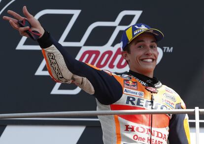 Márquez, poco amigo de todo lo que no sea pisar lo alto del podio, admitió esta vez que estaba "satisfecho" con el segundo puesto. La carrera se resolvió en un suspiro: entre Petrucci y Rins, que terminó cuarto tras una brava remontada, en apenas medio segundo. En la imagen, Márquez celebra su segundo puesto en el podio de Mugello.