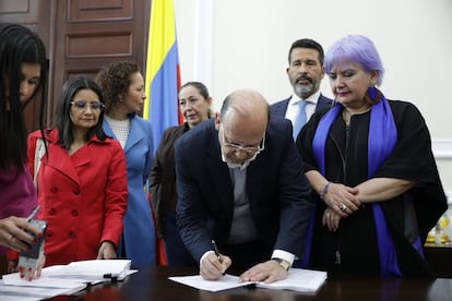 Germán Ávila, ministro de Hacienda, radica la reforma tributaria, este lunes en Bogotá.